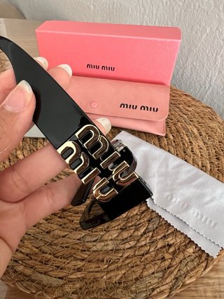 Gafas de sol Miu Miu negras y doradas