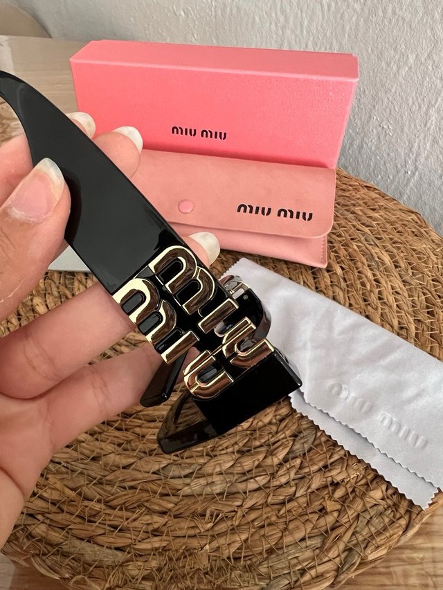 Gafas de sol Miu Miu negras y doradas