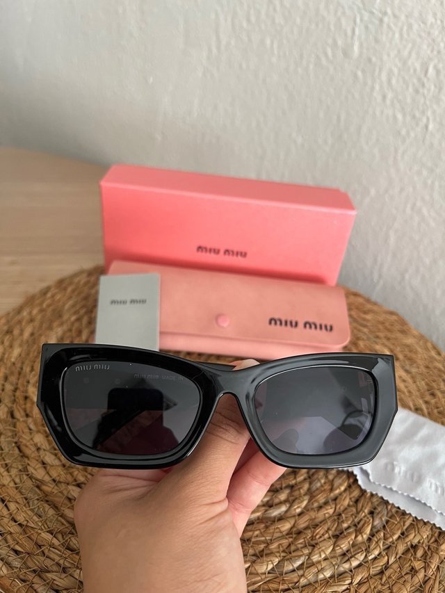 Gafas de sol Miu Miu negras y doradas
