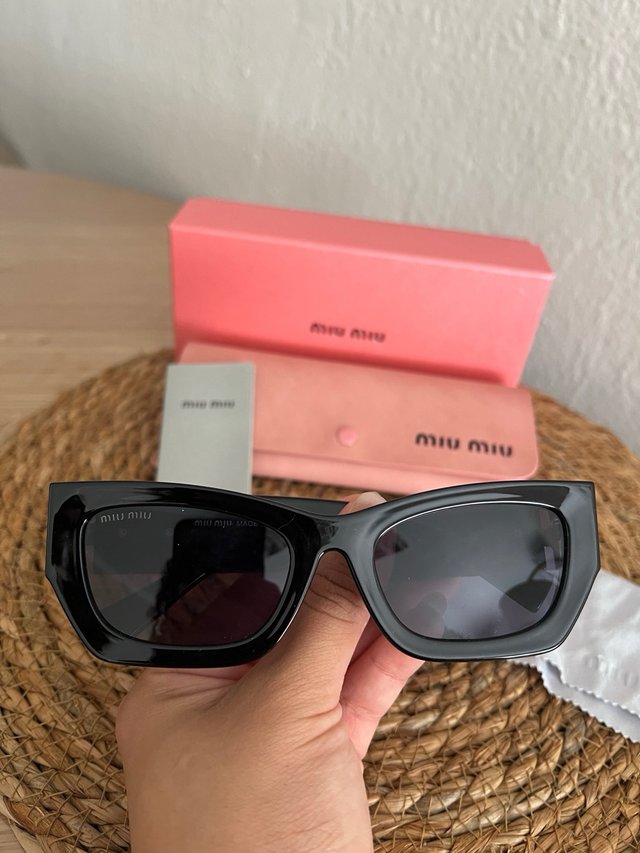 Gafas de sol Miu Miu negras y doradas