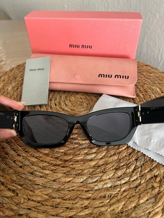 Gafas de sol Miu Miu negras y doradas