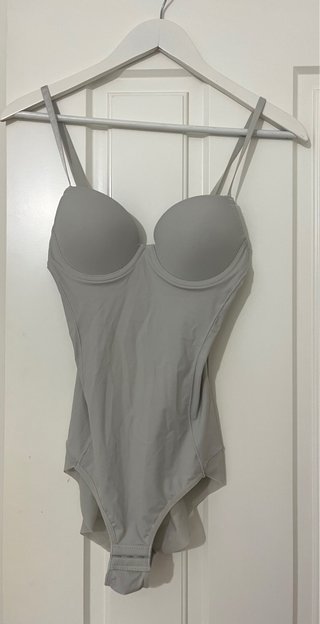 Body gris con tirantes