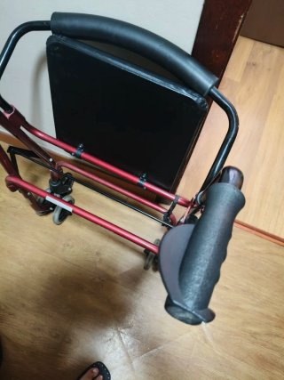 Andador con asiento y ruedas