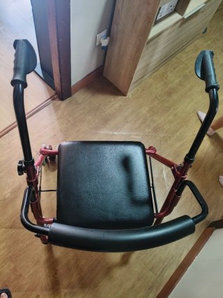 Andador con asiento y ruedas