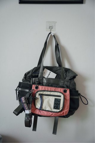 Bolso Desigual multifuncional gris y rosa