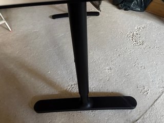 Mesa de despacho blanca patas negras (x 2 und)