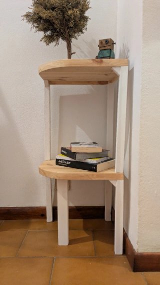 Mesita rinconera de madera