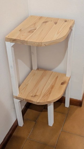 Mesita rinconera de madera