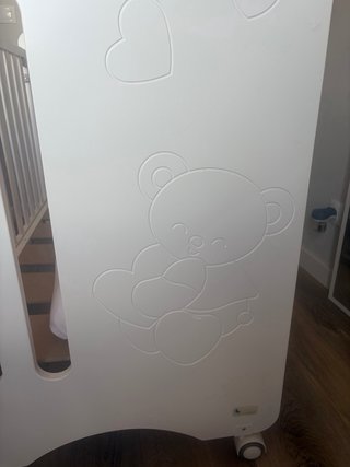 Cuna blanca con ruedas