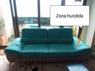 Sofá dos plazas azul turquesa.
