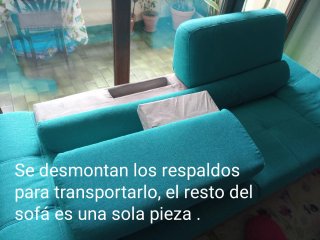 Sofá dos plazas azul turquesa.
