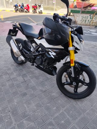 BMW G310r Negra y Blanca