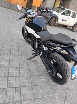 BMW G310r Negra y Blanca
