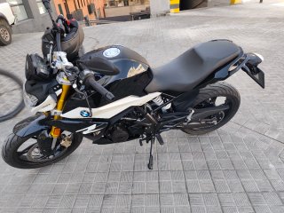 BMW G310r Negra y Blanca
