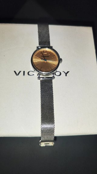 Reloj de pulsera dorado y plateado