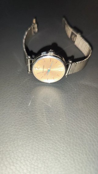 Reloj de pulsera dorado y plateado