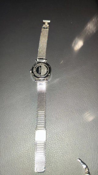Reloj de pulsera dorado y plateado