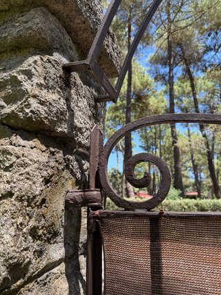 Puertas de acceso a finca de hierro macizo.