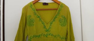 Blusa verde bordada manga acampanada.