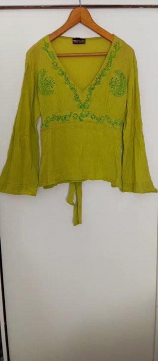 Blusa verde bordada manga acampanada.