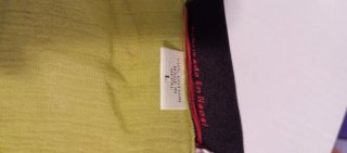 Blusa verde bordada manga acampanada.
