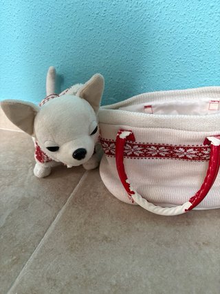 Chihuahua de peluche en bolso tejido