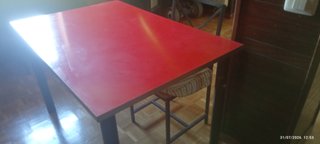 Mesa roja con 2 taburetes