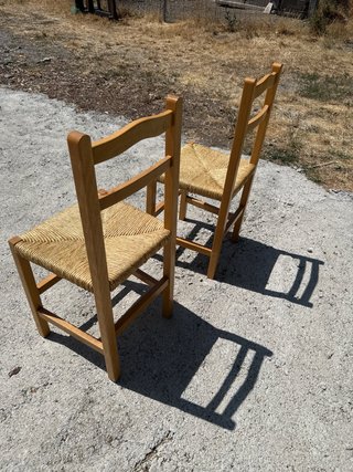 Sillas de madera y mimbre