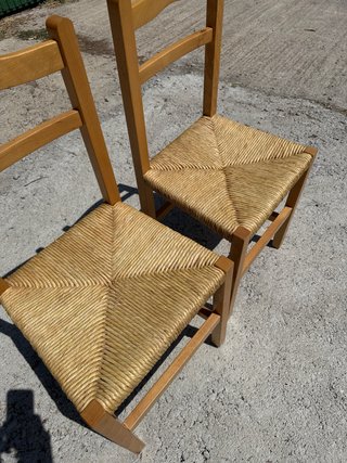 Sillas de madera y mimbre