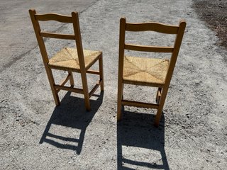 Sillas de madera y mimbre