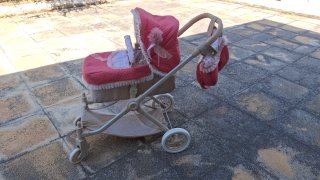 Carro de muñecas rosa con capota