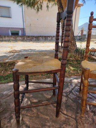 Vendo sillas de mimbre y madera