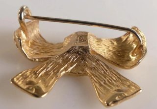 Broche Lazo de Metal Dorado en su Caja