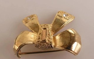 Broche Lazo de Metal Dorado en su Caja