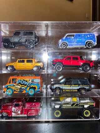 Colección Hot Wheels con expositor