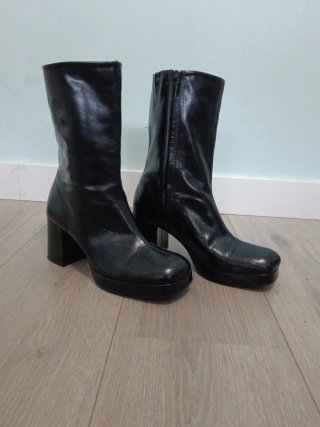 Botas negras de cuero con tacón.