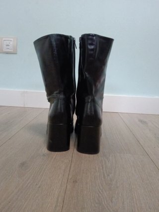 Botas negras de cuero con tacón.