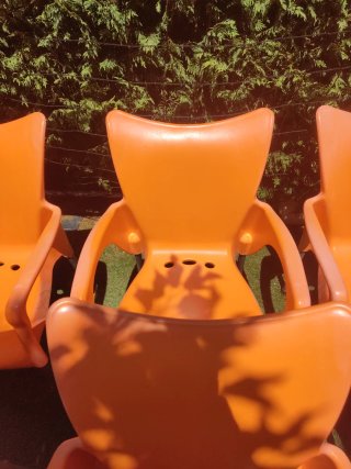 Sillas de jardín de plástico naranja y blanco