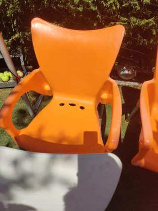 Sillas de jardín de plástico naranja y blanco
