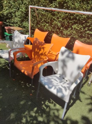Sillas de jardín de plástico naranja y blanco