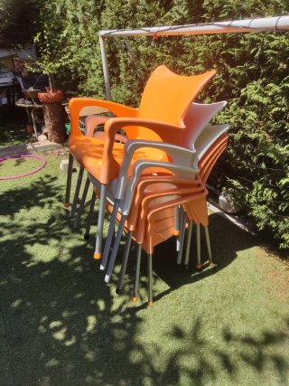 Sillas de jardín de plástico naranja y blanco