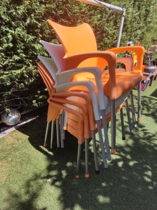 Sillas de jardín de plástico naranja y blanco