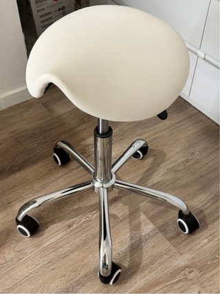 Taburete de estética beige y plateado