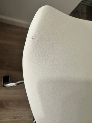 Taburete de estética beige y plateado