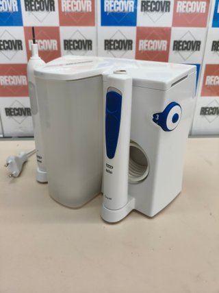 Pack Braun Pro 1 con cepillo de dientes eléctrico e irrigador OxyJet blanco y azul