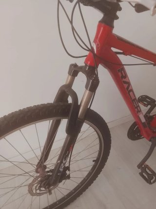 Bicicleta de montaña roja