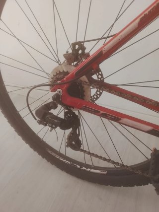 Bicicleta de montaña roja
