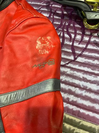 Chaqueta de moto cuero negra y roja