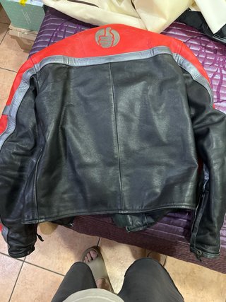 Chaqueta de moto cuero negra y roja