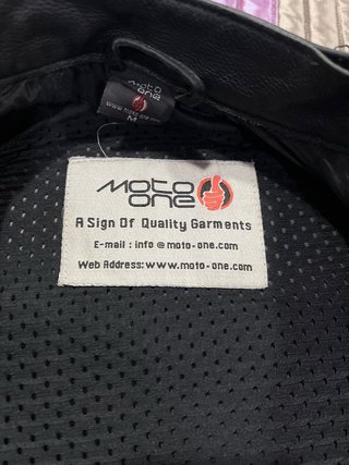 Chaqueta de moto cuero negra y roja